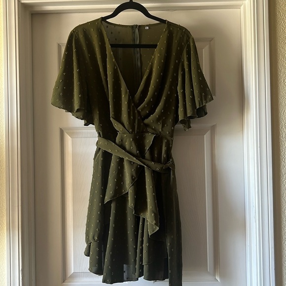 Dresses & Skirts - NWOT women’s ruffled mini dress with belt Sz XL